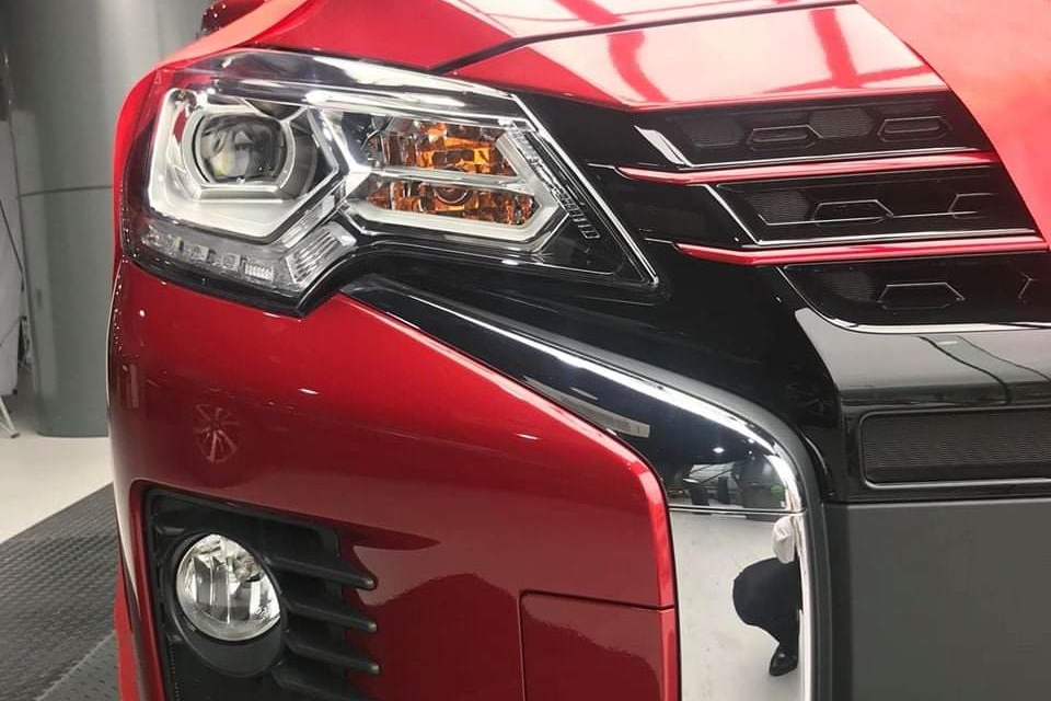 Hình ảnh thực tế Mitsubishi Attrage 2020 màu đỏ góc 3/4